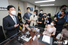 취재진 질문에 답하는 유승민