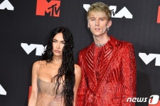 메간 폭스, 남친과 파격 레드카펫 패션…섹시 시스루룩 [N해외연예]