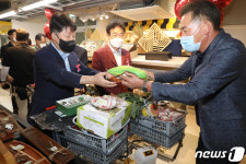 권영진 시장·이철우 도지사 대구경북 상생장터 장보기
