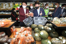 권영진 시장·이철우 도지사 대구경북 상생장터 장보기