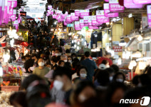 시민들로 북새통 이루는 울산 신정시장