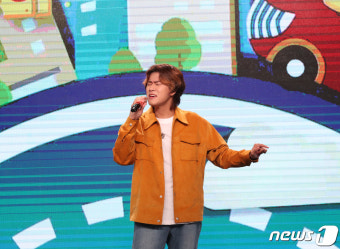 축하 공연하는 이무진