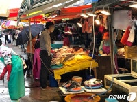값만 물어보고 지갑을 안 여네…태풍 겹친 부산 추석 시장 차분