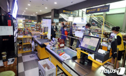 종업원 계산 대신 무인 계산기 위주로 운영되는 고속도로 편의점