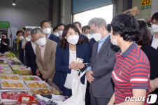 '광주 서부 농수산물도매시장 찾은 이재명'