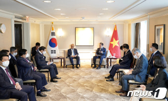 베트남 국가주석과 정상회담 갖는 문재인 대통령