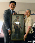 김관호 화가 작품 기증 받는 송영길 대표