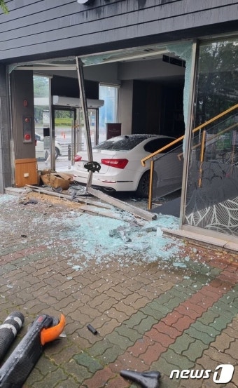 진주서 승용차 카페로 돌진…종업원·운전자 2명 부상
