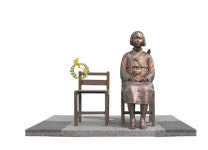 충남대 평화의소녀상 건립 두고 ‘시끌’…학생들 설치 강행