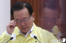 안경 고쳐쓰는 김부겸 국무총리