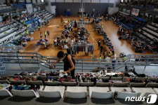 기증품 분류하는 자원봉사자