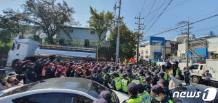 민노총 화물연대 SPC삼립 청주공장 출하 저지 경찰과 충돌
