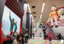 [뉴스1 PICK] 이태원역에 등장한 오징어게임 참여하시겠습니까?