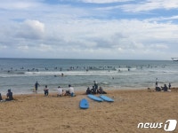 부산 송정해수욕장은 아직 휴가철?…추석 후 첫 휴일 서퍼족 북적