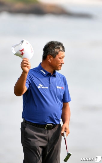한국인 첫 PGA 챔피언스 우승 인사하는 최경주