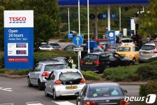 영국 주유소 앞 길게 줄 선 차량 행렬