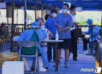 코로나 검사 대기하는 中 광둥성 주민들