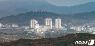 北 개성 시내 아파트 너머 우리국가 제일주의