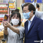 풍기인삼시장 상인과 기념사진 찍는 홍준표