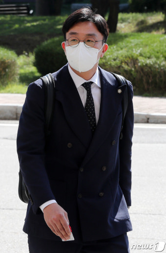 공수처 들어서는 윤석열 측 변호인