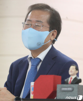 환하게 웃는 홍준표