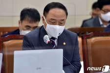 [국감] 생각에 잠긴 홍남기 부총리