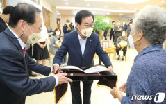 칠곡할매글꼴 선언문 전달받는 백선기 칠곡군수