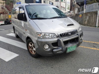 부산 사상구 교차로서 승합차가 70대 보행자 쳐…머리 부상