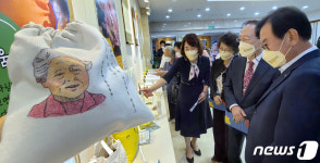 [화보]칠곡할매글꼴 굿즈 전시회…훈민정음 본딴 용민정음 낭독