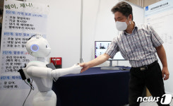 헤이, 제니! 우리 악수 할까?