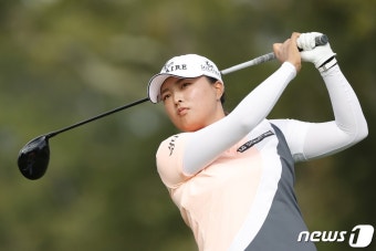 '통산 10승 도전' 고진영, 파운더스컵 2R 선두 유지…공동 2위와 3타 차