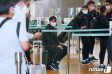 출국 수속 밟는 손흥민