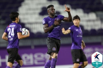 '아코스티 멀티골' 안양, 김천과 2-2 무승부…실낱같은 우승 가능성 유지
