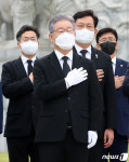 대전현충원 찾은 이재명 대선후보와 더민주 당직자