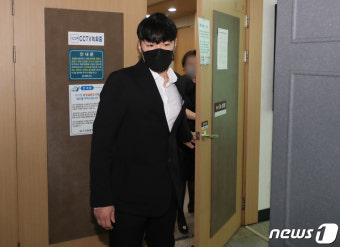 프로포폴 투약 '휘성' 항소심, 징역 1년·집유 2년