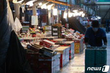 폐쇄 후 재개장한 마포농수산물 시장 아직은 어수선