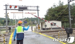 “철도 건널목 건널 때 안전수칙 꼭! 지켜주세요”