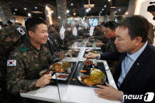 [국감] 장병들과 점심식사 같이하는 국회 국방위