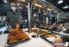 점심 배식하는 장병들