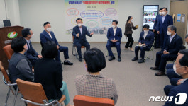 김부겸 총리, 광주 서구장애인복지관 방문