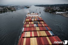 물류대란 속 뉴저지 항구 입항하는 컨테이너선