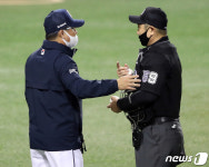 정종수 구심과 대화 나누는 김태형 감독