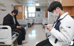 백신 접종 마친  청소년들