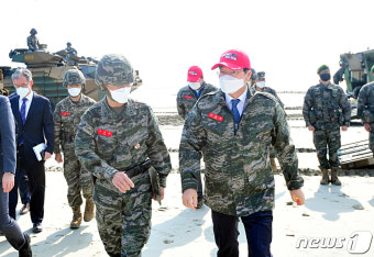 [국감] 구자송 해병6여단장 안내받는 국방위원들