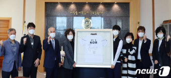 도쿄올림픽 3관왕 안산, 경기복에 사인 담은 기념액자 전달