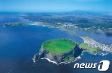 제주, 성산일출봉 암벽에 축구장 크기 빔 스크린?…생태계 악영향 우려