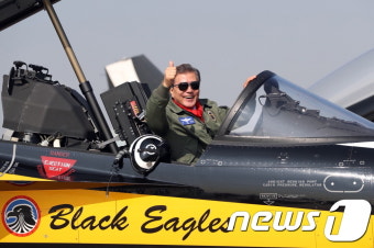FA-50 1호기 타고 ADEX 등장…文 