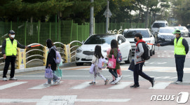 여전한 초등학교 주변 불법주차