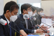 [국감] 의원질의 답하는 엄재식 위원장