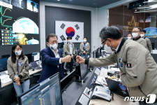 연구원들 격려하는 문재인 대통령